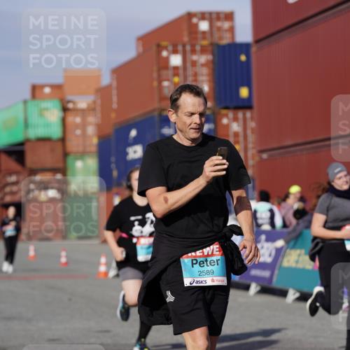 03.10.2025 - Köhlbrandbrückenlauf Michael Burmester http://msf.ph/oto/9034877 03.10.2025 10:45:41 Ziel 2582, 2589, 3370, 3824 meine-sportfotos.de