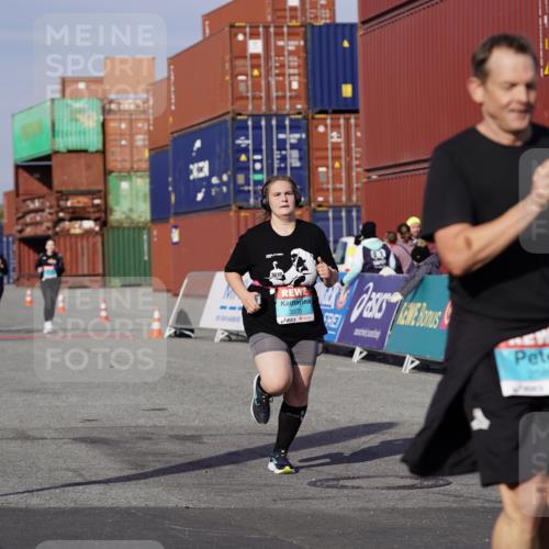 03.10.2025 - Köhlbrandbrückenlauf Michael Burmester http://msf.ph/oto/9034882 03.10.2025 10:45:42 Ziel 2582, 2589, 3370, 3512, 3824 meine-sportfotos.de