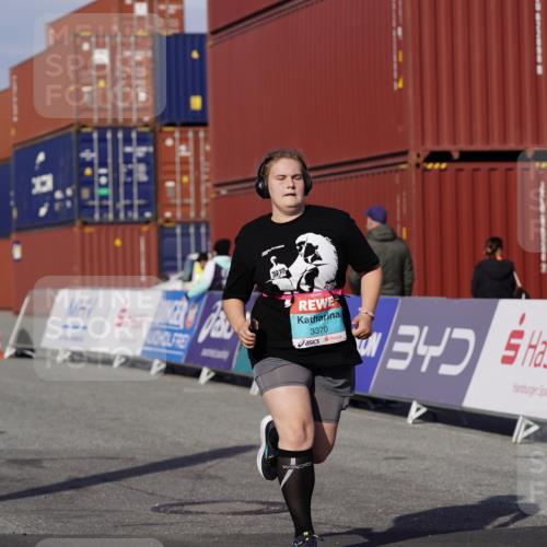 03.10.2025 - Köhlbrandbrückenlauf Michael Burmester http://msf.ph/oto/9034897 03.10.2025 10:45:43 Ziel 2589, 3370, 3512, 3824 meine-sportfotos.de