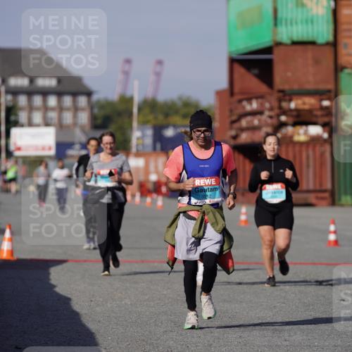 03.10.2025 - Köhlbrandbrückenlauf Michael Burmester http://msf.ph/oto/9034907 03.10.2025 10:45:46 Ziel 2486, 3098, 3100, 3103, 3370, 3512, 3824 meine-sportfotos.de