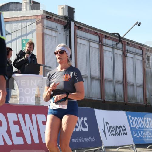 03.10.2025 - Köhlbrandbrückenlauf Luisa Fischer http://msf.ph/oto/9034920 03.10.2025 13:17:10 Ziel 4242, 4331, 4361, 4404, 4861, 4978, 4982, 5033, 5073, 5087, 5090, 5429, 5479, 5544, 5667, 6431, 6623, 6626 meine-sportfotos.de