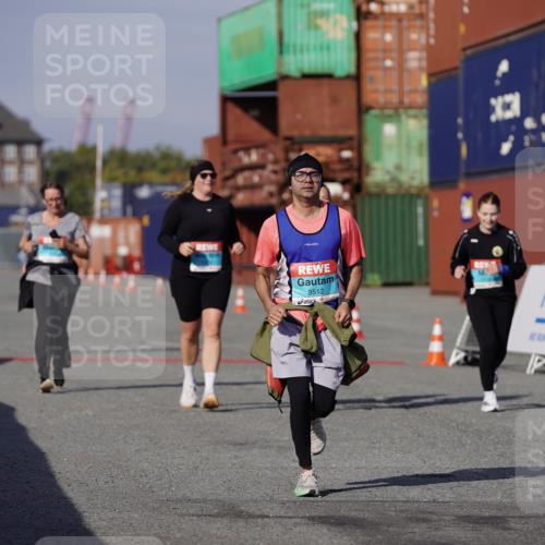 03.10.2025 - Köhlbrandbrückenlauf Michael Burmester http://msf.ph/oto/9034924 03.10.2025 10:45:48 Ziel 2486, 3098, 3100, 3103, 3512 meine-sportfotos.de
