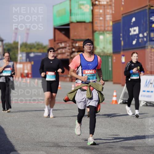 03.10.2025 - Köhlbrandbrückenlauf Michael Burmester http://msf.ph/oto/9034929 03.10.2025 10:45:48 Ziel 2486, 3098, 3100, 3103, 3512 meine-sportfotos.de