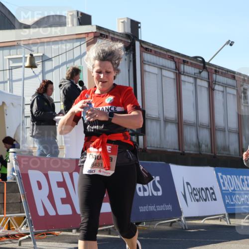 03.10.2025 - Köhlbrandbrückenlauf Luisa Fischer http://msf.ph/oto/9034932 03.10.2025 13:17:13 Ziel 4242, 4361, 4404, 4982, 5033, 5073, 5087, 5090, 5429, 5479, 5544, 5667, 5943, 6431 meine-sportfotos.de