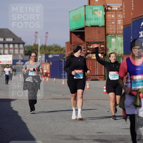 03.10.2025 - Köhlbrandbrückenlauf Michael Burmester http://msf.ph/oto/9034935 03.10.2025 10:45:49 Ziel 2486, 3098, 3100, 3103, 3512 meine-sportfotos.de