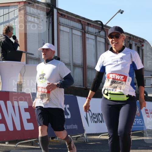 03.10.2025 - Köhlbrandbrückenlauf Luisa Fischer http://msf.ph/oto/9034942 03.10.2025 13:17:16 Ziel 4242, 4361, 4404, 4988, 5073, 5090, 5429, 5479, 5544, 5638, 5642, 5667, 5890, 5943, 6389, 6431 meine-sportfotos.de
