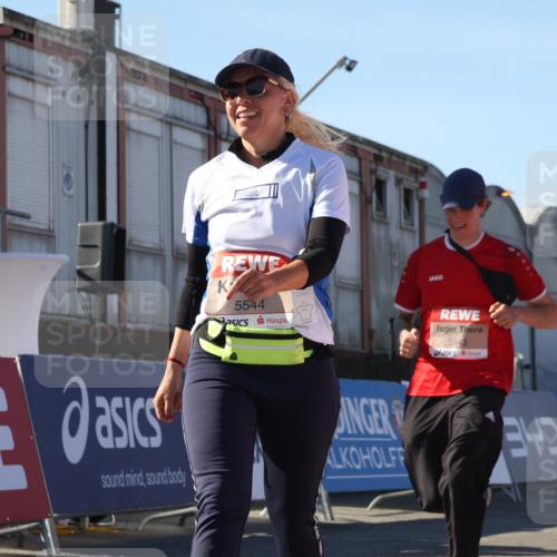 03.10.2025 - Köhlbrandbrückenlauf Luisa Fischer http://msf.ph/oto/9034945 03.10.2025 13:17:16 Ziel 4242, 4361, 4404, 4988, 5073, 5090, 5429, 5479, 5544, 5638, 5642, 5667, 5890, 5943, 6389, 6431 meine-sportfotos.de