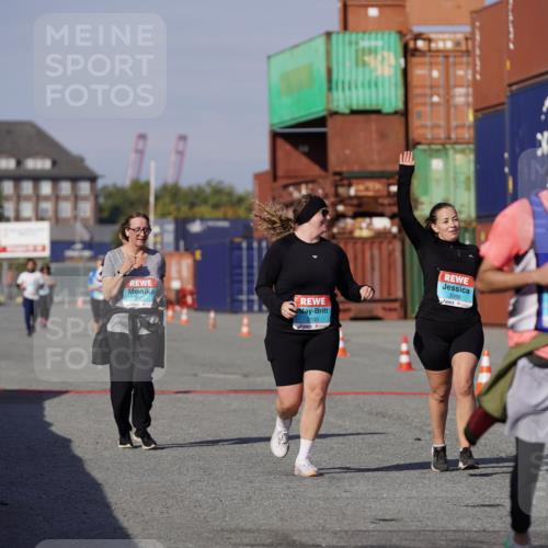 03.10.2025 - Köhlbrandbrückenlauf Michael Burmester http://msf.ph/oto/9034947 03.10.2025 10:45:49 Ziel 2486, 3098, 3100, 3103, 3512 meine-sportfotos.de