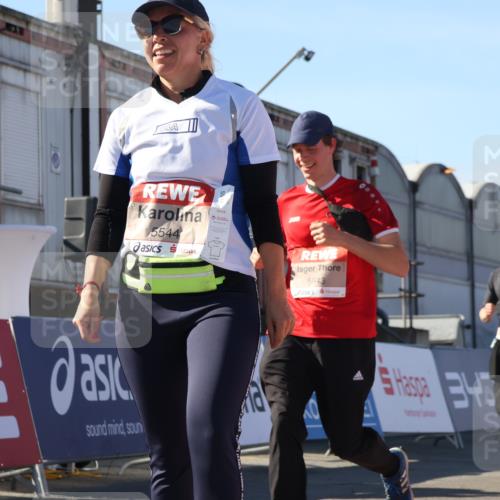 03.10.2025 - Köhlbrandbrückenlauf Luisa Fischer http://msf.ph/oto/9034948 03.10.2025 13:17:17 Ziel 4361, 4404, 4988, 5031, 5073, 5090, 5429, 5479, 5544, 5638, 5642, 5667, 5890, 5943, 6389, 6431 meine-sportfotos.de