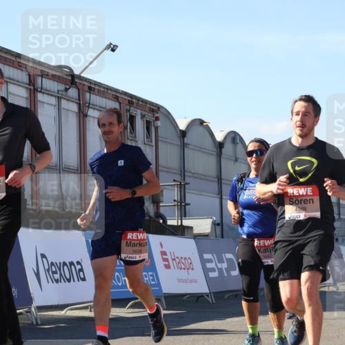 03.10.2025 - Köhlbrandbrückenlauf Luisa Fischer http://msf.ph/oto/9034964 03.10.2025 13:17:19 Ziel 4404, 4988, 5007, 5008, 5031, 5429, 5544, 5638, 5642, 5667, 5890, 5943, 6389, 6431 meine-sportfotos.de