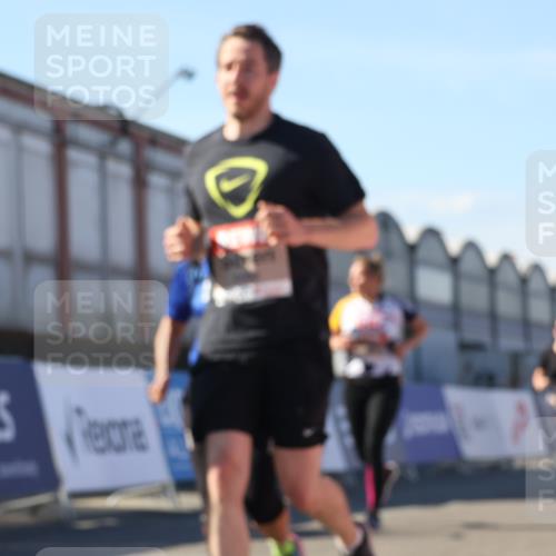 03.10.2025 - Köhlbrandbrückenlauf Luisa Fischer http://msf.ph/oto/9034970 03.10.2025 13:17:20 Ziel 4404, 4988, 5007, 5008, 5031, 5429, 5544, 5638, 5642, 5667, 5890, 5943, 6389, 6431 meine-sportfotos.de