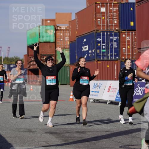 03.10.2025 - Köhlbrandbrückenlauf Michael Burmester http://msf.ph/oto/9034980 03.10.2025 10:45:51 Ziel 2486, 3098, 3100, 3103, 3512, 3801 meine-sportfotos.de
