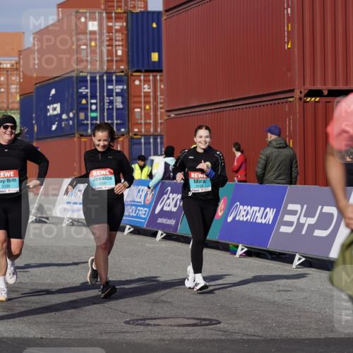 03.10.2025 - Köhlbrandbrückenlauf Michael Burmester http://msf.ph/oto/9034997 03.10.2025 10:45:52 Ziel 2486, 3098, 3100, 3103, 3512, 3801 meine-sportfotos.de