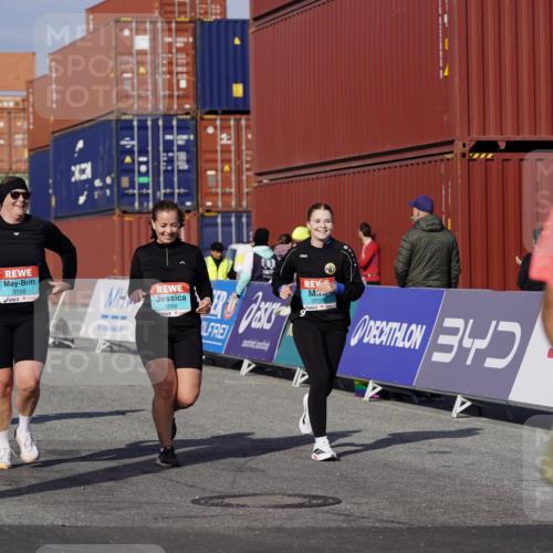 03.10.2025 - Köhlbrandbrückenlauf Michael Burmester http://msf.ph/oto/9035003 03.10.2025 10:45:52 Ziel 2486, 3098, 3100, 3103, 3512, 3801 meine-sportfotos.de