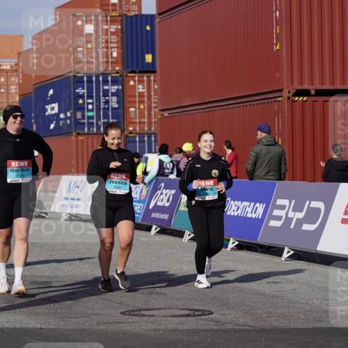 03.10.2025 - Köhlbrandbrückenlauf Michael Burmester http://msf.ph/oto/9035008 03.10.2025 10:45:52 Ziel 2486, 3098, 3100, 3103, 3512, 3801 meine-sportfotos.de