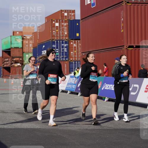 03.10.2025 - Köhlbrandbrückenlauf Michael Burmester http://msf.ph/oto/9035018 03.10.2025 10:45:53 Ziel 2486, 3098, 3100, 3103, 3512, 3801 meine-sportfotos.de