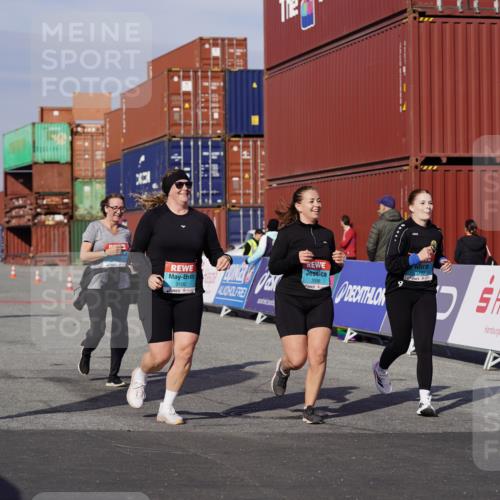 03.10.2025 - Köhlbrandbrückenlauf Michael Burmester http://msf.ph/oto/9035024 03.10.2025 10:45:53 Ziel 2486, 3098, 3100, 3103, 3512, 3801 meine-sportfotos.de