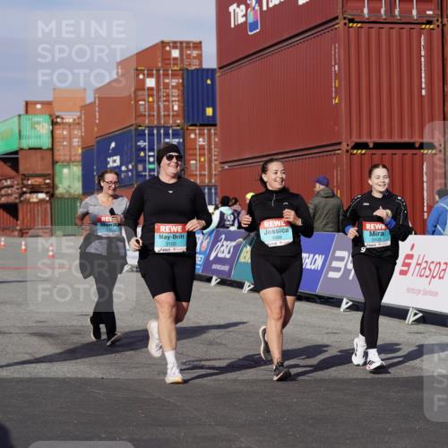 03.10.2025 - Köhlbrandbrückenlauf Michael Burmester http://msf.ph/oto/9035042 03.10.2025 10:45:54 Ziel 2486, 3098, 3100, 3103, 3512, 3801 meine-sportfotos.de