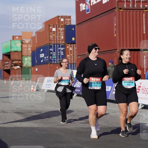 03.10.2025 - Köhlbrandbrückenlauf Michael Burmester http://msf.ph/oto/9035049 03.10.2025 10:45:54 Ziel 2486, 3098, 3100, 3103, 3512, 3801 meine-sportfotos.de