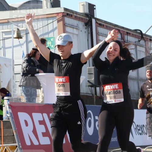 03.10.2025 - Köhlbrandbrückenlauf Luisa Fischer http://msf.ph/oto/9035066 03.10.2025 13:17:42 Ziel 4012, 4410, 4645, 4679, 4746, 5168, 5339, 5685, 5731, 5732, 5906, 5909, 5917, 6331, 6388, 6485, 6704, 6710 meine-sportfotos.de