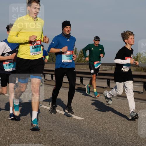 03.10.2025 - Köhlbrandbrückenlauf Fabian Wolf http://msf.ph/oto/9035107 03.10.2025 09:49:32 Position 3 3, 3196, 1111, 1370 meine-sportfotos.de