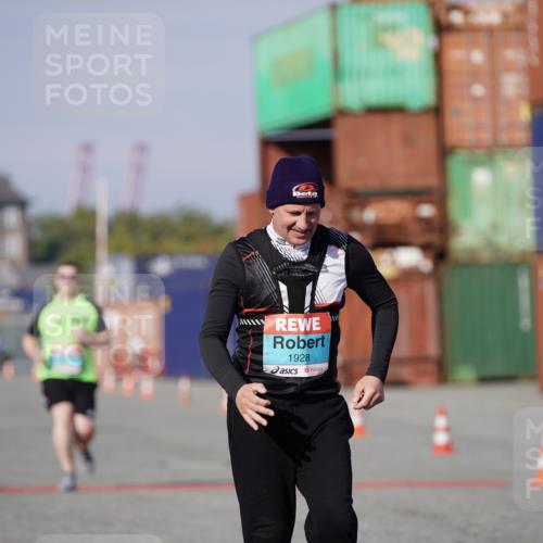 03.10.2025 - Köhlbrandbrückenlauf Michael Burmester http://msf.ph/oto/9035188 03.10.2025 10:46:29 Ziel 1928 meine-sportfotos.de