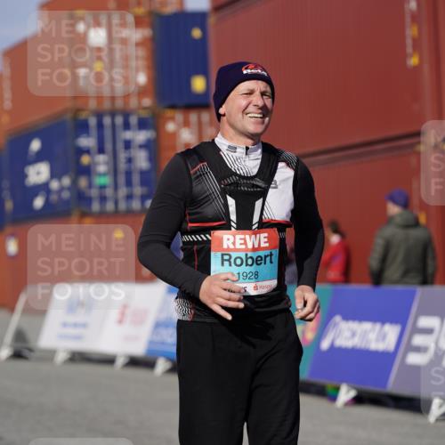 03.10.2025 - Köhlbrandbrückenlauf Michael Burmester http://msf.ph/oto/9035193 03.10.2025 10:46:33 Ziel 1928, 2992 meine-sportfotos.de