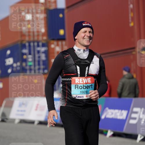 03.10.2025 - Köhlbrandbrückenlauf Michael Burmester http://msf.ph/oto/9035198 03.10.2025 10:46:33 Ziel 1928, 2992 meine-sportfotos.de