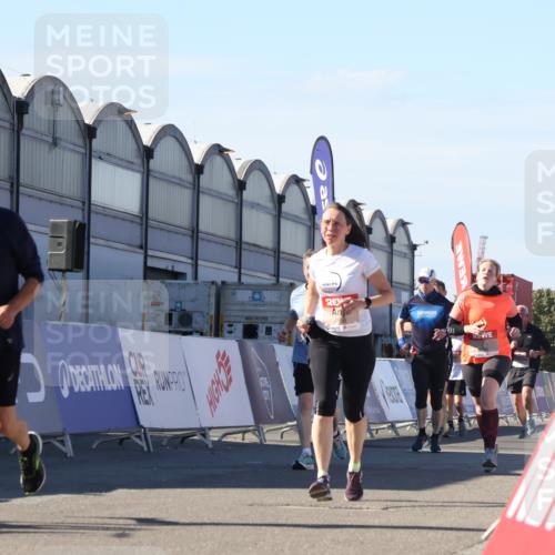 03.10.2025 - Köhlbrandbrückenlauf Luisa Fischer http://msf.ph/oto/9035273 03.10.2025 13:18:49 Ziel 4077, 4556, 4756, 4812, 5115, 6429, 6500, 6506, 6556, 6596, 6795 meine-sportfotos.de
