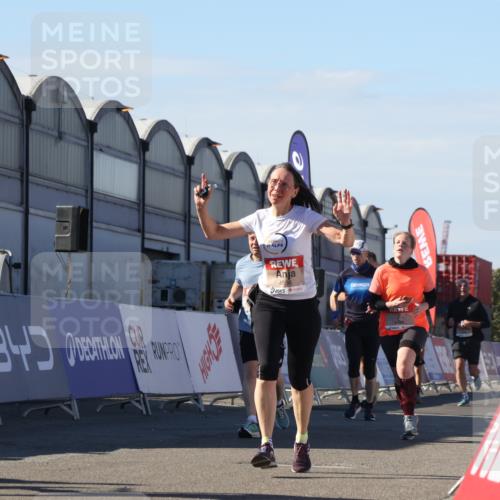 03.10.2025 - Köhlbrandbrückenlauf Luisa Fischer http://msf.ph/oto/9035276 03.10.2025 13:18:50 Ziel 4077, 4556, 4756, 4812, 4889, 5115, 5974, 6429, 6500, 6506, 6556, 6596, 6795 meine-sportfotos.de
