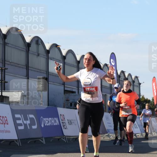 03.10.2025 - Köhlbrandbrückenlauf Luisa Fischer http://msf.ph/oto/9035282 03.10.2025 13:18:51 Ziel 4077, 4556, 4756, 4889, 5974, 6267, 6429, 6500, 6506, 6556, 6795 meine-sportfotos.de