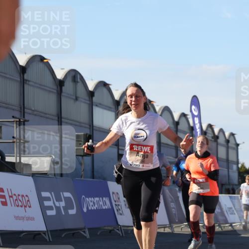 03.10.2025 - Köhlbrandbrückenlauf Luisa Fischer http://msf.ph/oto/9035284 03.10.2025 13:18:51 Ziel 4077, 4556, 4756, 4889, 5974, 6267, 6429, 6500, 6506, 6556, 6795 meine-sportfotos.de