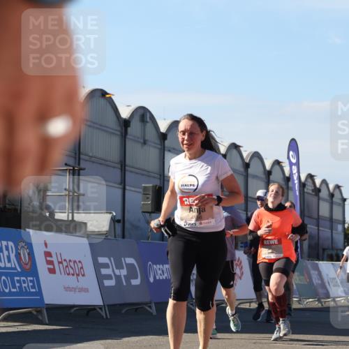 03.10.2025 - Köhlbrandbrückenlauf Luisa Fischer http://msf.ph/oto/9035287 03.10.2025 13:18:51 Ziel 4077, 4556, 4756, 4889, 5974, 6267, 6429, 6500, 6506, 6556, 6795 meine-sportfotos.de
