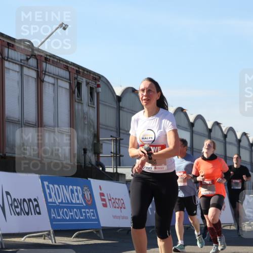 03.10.2025 - Köhlbrandbrückenlauf Luisa Fischer http://msf.ph/oto/9035290 03.10.2025 13:18:52 Ziel 4077, 4556, 4756, 4889, 5304, 5974, 6267, 6429, 6500, 6506, 6556, 6795 meine-sportfotos.de