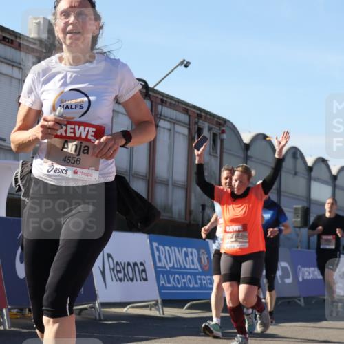 03.10.2025 - Köhlbrandbrückenlauf Luisa Fischer http://msf.ph/oto/9035298 03.10.2025 13:18:53 Ziel 4077, 4556, 4756, 4889, 5304, 5974, 6267, 6500, 6506, 6556, 6795 meine-sportfotos.de