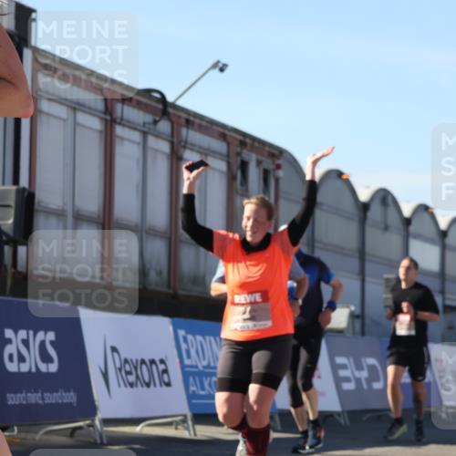 03.10.2025 - Köhlbrandbrückenlauf Luisa Fischer http://msf.ph/oto/9035300 03.10.2025 13:18:54 Ziel 4077, 4556, 4676, 4756, 4889, 5304, 5449, 5974, 6267, 6506, 6556, 6573, 6795 meine-sportfotos.de