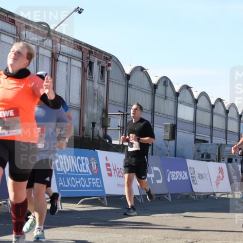 03.10.2025 - Köhlbrandbrückenlauf Luisa Fischer http://msf.ph/oto/9035305 03.10.2025 13:18:55 Ziel 4077, 4556, 4676, 4756, 4889, 5304, 5449, 5974, 6267, 6506, 6556, 6573, 6795 meine-sportfotos.de