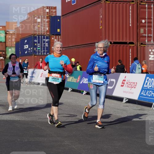 03.10.2025 - Köhlbrandbrückenlauf Michael Burmester http://msf.ph/oto/9035306 03.10.2025 10:47:48 Ziel 1766, 2650, 3092, 3093 meine-sportfotos.de