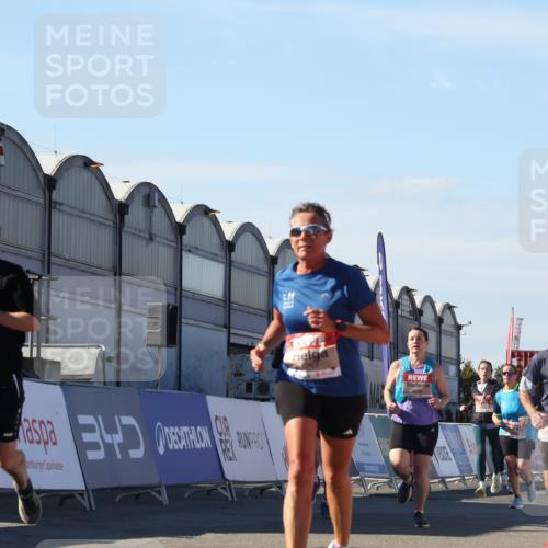 03.10.2025 - Köhlbrandbrückenlauf Luisa Fischer http://msf.ph/oto/9035309 03.10.2025 13:18:55 Ziel 4077, 4556, 4676, 4756, 4889, 5304, 5449, 5974, 6267, 6506, 6556, 6573, 6795 meine-sportfotos.de