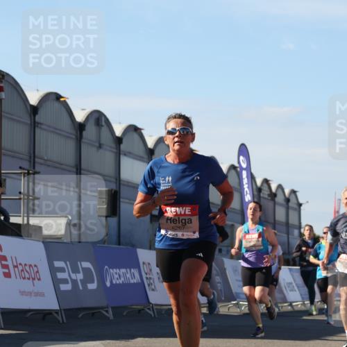 03.10.2025 - Köhlbrandbrückenlauf Luisa Fischer http://msf.ph/oto/9035311 03.10.2025 13:18:56 Ziel 4077, 4556, 4676, 4756, 4889, 5304, 5449, 5974, 6117, 6267, 6475, 6506, 6556, 6573, 6795 meine-sportfotos.de
