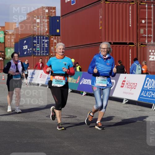 03.10.2025 - Köhlbrandbrückenlauf Michael Burmester http://msf.ph/oto/9035312 03.10.2025 10:47:48 Ziel 1766, 2650, 3092, 3093 meine-sportfotos.de