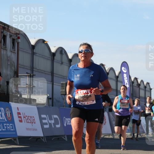 03.10.2025 - Köhlbrandbrückenlauf Luisa Fischer http://msf.ph/oto/9035313 03.10.2025 13:18:56 Ziel 4077, 4556, 4676, 4756, 4889, 5304, 5449, 5974, 6117, 6267, 6475, 6506, 6556, 6573, 6795 meine-sportfotos.de