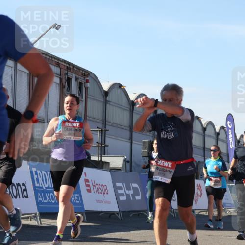 03.10.2025 - Köhlbrandbrückenlauf Luisa Fischer http://msf.ph/oto/9035326 03.10.2025 13:18:59 Ziel 4556, 4630, 4676, 4756, 4889, 5027, 5304, 5449, 5974, 6117, 6267, 6475, 6573, 6795 meine-sportfotos.de