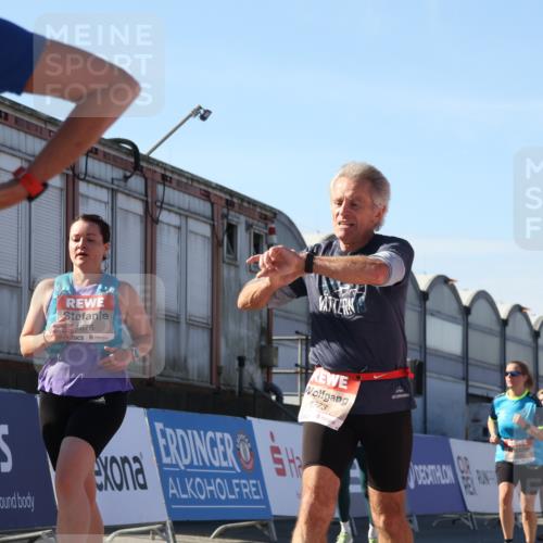 03.10.2025 - Köhlbrandbrückenlauf Luisa Fischer http://msf.ph/oto/9035331 03.10.2025 13:18:59 Ziel 4556, 4630, 4676, 4756, 4889, 5027, 5304, 5449, 5974, 6117, 6267, 6475, 6573, 6795 meine-sportfotos.de