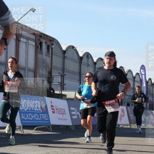 03.10.2025 - Köhlbrandbrückenlauf Luisa Fischer http://msf.ph/oto/9035338 03.10.2025 13:19:01 Ziel 4556, 4630, 4676, 4756, 4889, 5027, 5304, 5449, 5974, 6117, 6127, 6267, 6475, 6573, 6795 meine-sportfotos.de