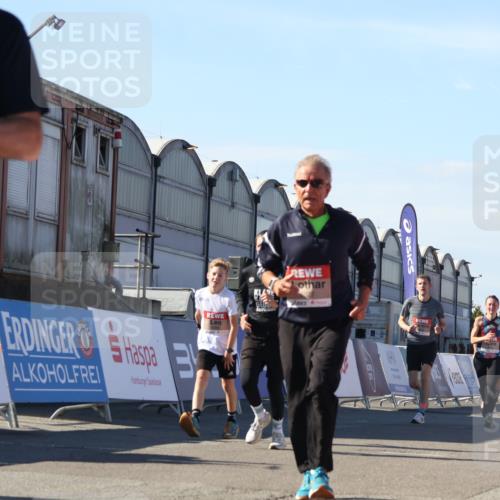 03.10.2025 - Köhlbrandbrückenlauf Luisa Fischer http://msf.ph/oto/9035354 03.10.2025 13:19:03 Ziel 4556, 4630, 4631, 4676, 4816, 4876, 4889, 5027, 5304, 5449, 5974, 6088, 6117, 6127, 6267, 6475, 6573, 6795 meine-sportfotos.de