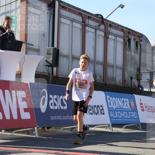 03.10.2025 - Köhlbrandbrückenlauf Luisa Fischer http://msf.ph/oto/9035371 03.10.2025 13:19:06 Ziel 4143, 4630, 4631, 4632, 4676, 4816, 4876, 4889, 5027, 5304, 5449, 5858, 5974, 6088, 6117, 6127, 6267, 6475, 6573 meine-sportfotos.de