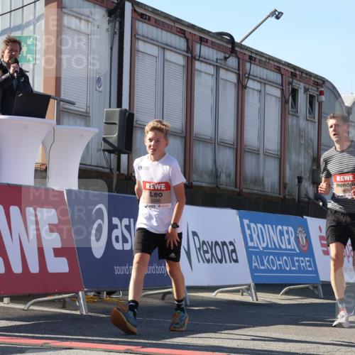 03.10.2025 - Köhlbrandbrückenlauf Luisa Fischer http://msf.ph/oto/9035374 03.10.2025 13:19:07 Ziel 4143, 4630, 4631, 4632, 4676, 4727, 4816, 4876, 5027, 5304, 5449, 5858, 6088, 6117, 6127, 6267, 6475, 6573 meine-sportfotos.de