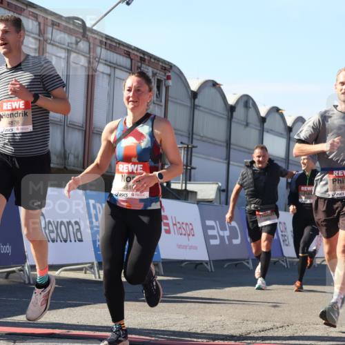 03.10.2025 - Köhlbrandbrückenlauf Luisa Fischer http://msf.ph/oto/9035382 03.10.2025 13:19:08 Ziel 4143, 4630, 4631, 4632, 4676, 4690, 4727, 4816, 4876, 5027, 5304, 5449, 5858, 6088, 6117, 6127, 6475, 6573 meine-sportfotos.de
