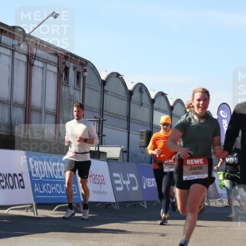 03.10.2025 - Köhlbrandbrückenlauf Luisa Fischer http://msf.ph/oto/9035409 03.10.2025 13:19:12 Ziel 4143, 4630, 4631, 4632, 4690, 4725, 4727, 4816, 4828, 4876, 4996, 5027, 5853, 5858, 6088, 6117, 6127, 6225, 6226, 6475 meine-sportfotos.de